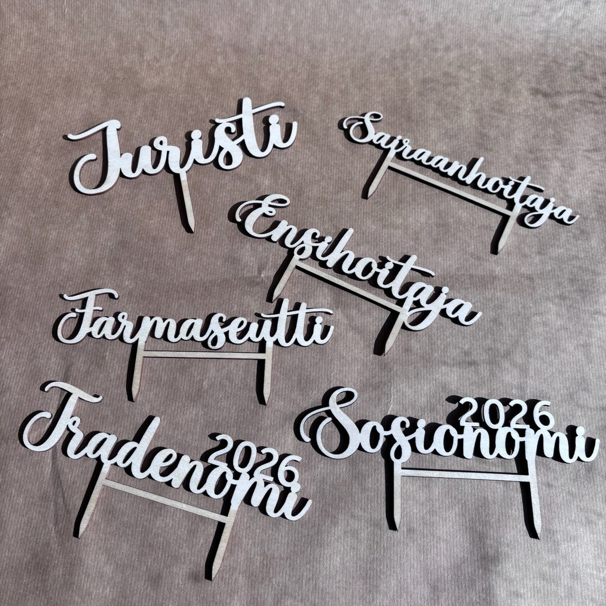 Kakkukoristeet, Ensihoitaja, Juristi, Sairaanhoitaja, Farmaseutti, Tradenomi, Sosionomi, Valmistujaiset 2026, Valmistujaiskakku, Kotimaista käsityötä