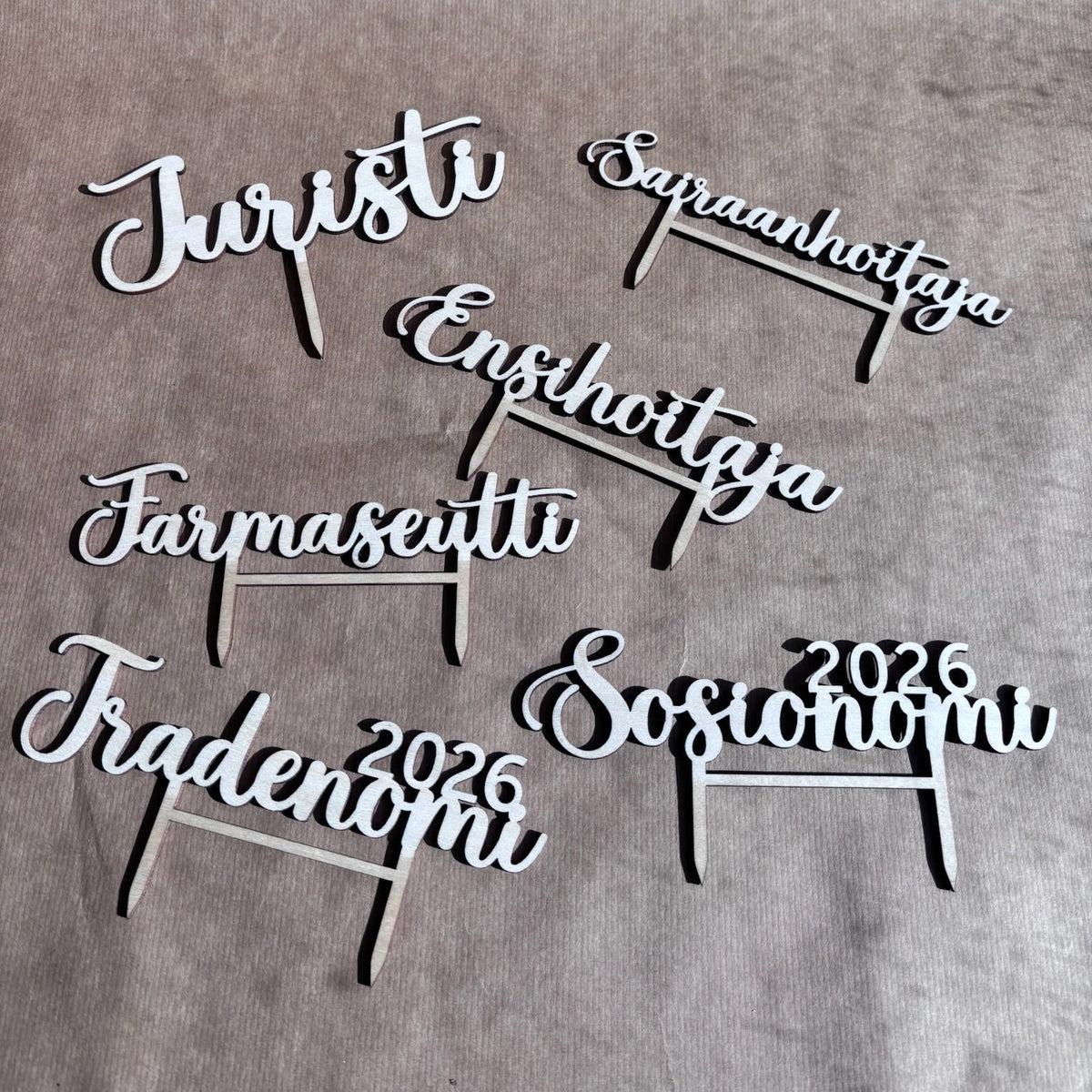 Kakkukoristeet, Ensihoitaja, Juristi, Sairaanhoitaja, Farmaseutti, Tradenomi, Sosionomi, Valmistujaiset 2026, Valmistujaiskakku, Kotimaista käsityötä