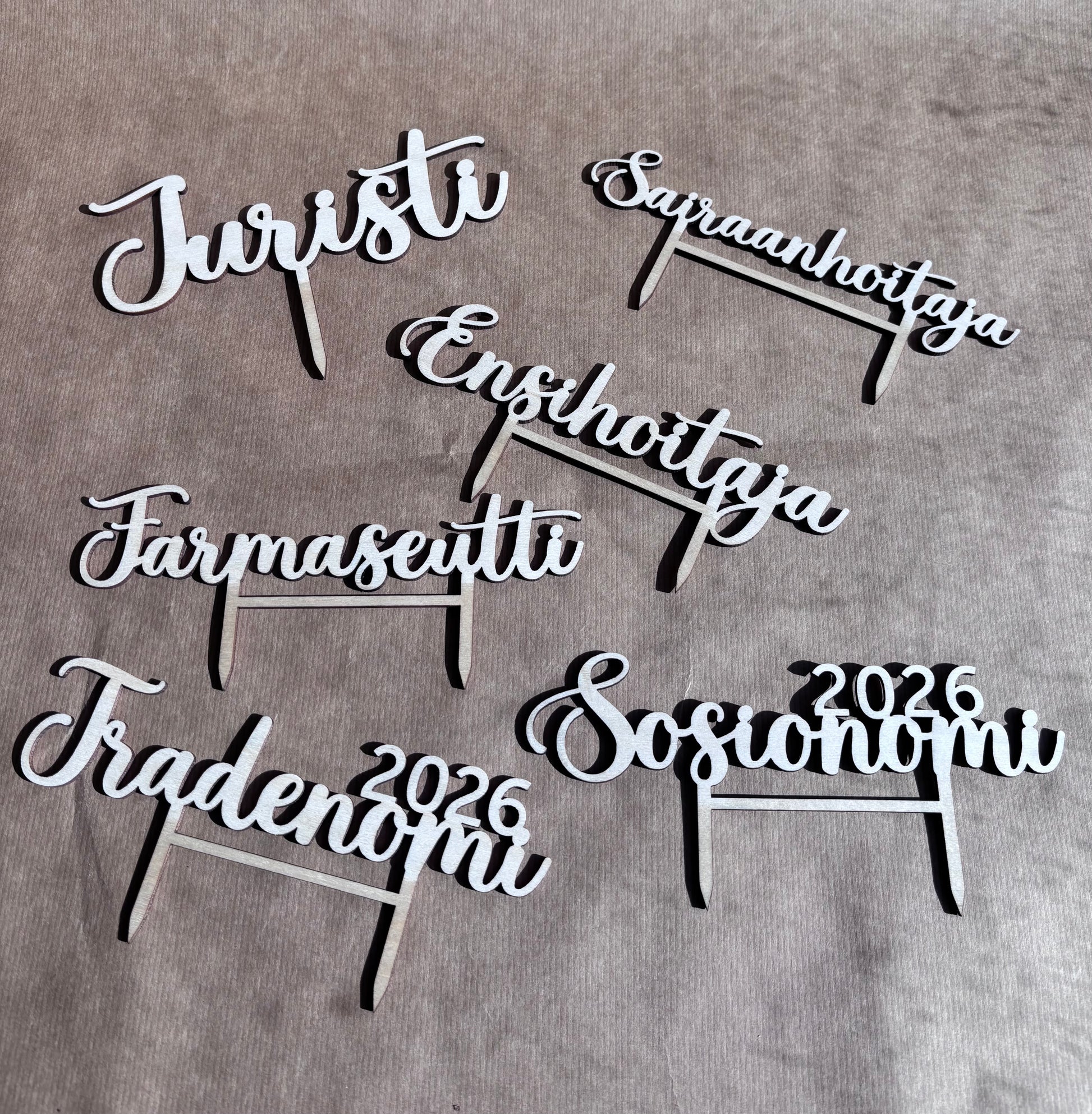 Kakkukoristeet, Ensihoitaja, Juristi, Sairaanhoitaja, Farmaseutti, Tradenomi, Sosionomi, Valmistujaiset 2026, Valmistujaiskakku, Kotimaista käsityötä