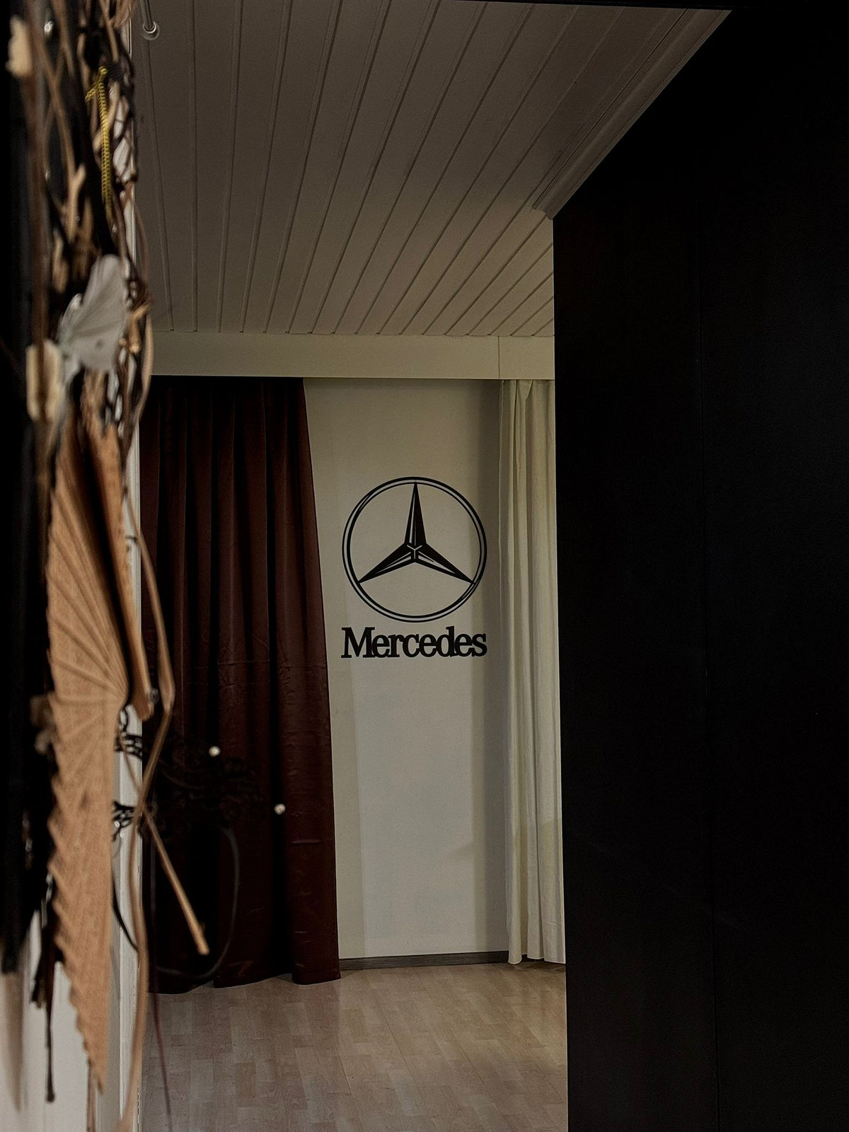 lahjaidea-mercedes-faneille-puinen iso 
logokyltti 60 cm